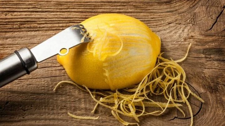 Τρώγοντας την φλούδα του λεμονιού απαλλάσεστε από τους πόνους στις αρθρώσεις!